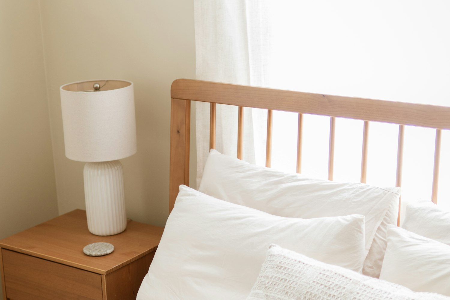 Logement prêt pour un check-in : lit fait, linge dressé